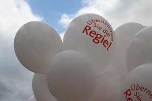 250 Luftballons dekorierten die Wiese am Rathaus in Schwabhausen