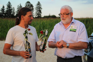 Dankeschön mit Fair-Trade-Wein für Andreas Henze für den Fachvortrag.