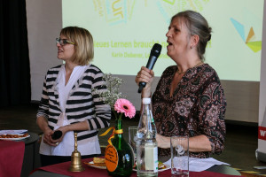 Anja Güll und Ulla Dieckmann aus der SPD Arbeitsgemeinschaft Bildung Oberbayern moderieren die Veranstaltung