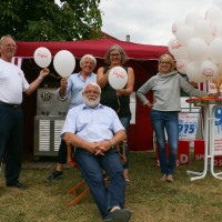 Mit Eismaschine und Luftballons – SPD-Vorstand beim Bürgerfest Schwabhausen: Hans Kohmann, Ingrid Waizmann, Hildegard Schöpe-Stein, Anja Güll (v.l.n.r.) vorne: Martin Güll